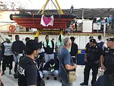 Migranti po vylodění z plavidla německé neziskové organizace Sea-Watch v přístavu na italské Lampeduse
