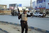 Příslušníci afghánských bezpečnostních sil zasahují u incidentu v Kábulu, při kterém útočníci odpálili výbušninu u vládní budovy a vzali rukojmí