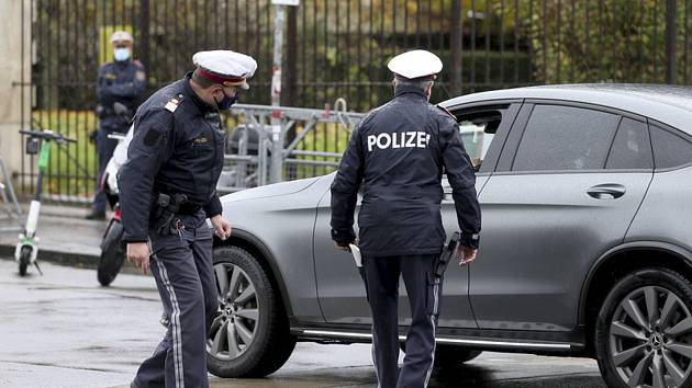 Rakouští policisté kontrolují řidiče