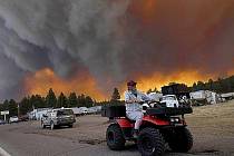 Ničivé požáry pustoší východní Arizonu (USA).