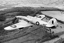 Stíhací letoun Hawker Hurrricane hlídkuje nad anglickou pevninou