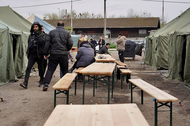 Stanový tábor pro migranty ve slovenských Kútech, nedaleko českých hranic. Je pro běžence zastávkou na cestě do Německa. Má kapacitu dvě stě lidí.