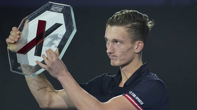 Jiří Lehečka s trofeji pro poraženého finalistu Turnaje mistrů pro tenisty do 21 let v Miláně