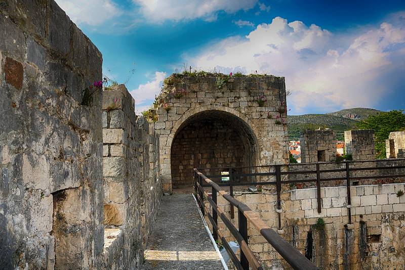 Hrad Kamerlengo byl postaven v patnáctém století pro benátského guvernéra na jihozápadě města Trogir.