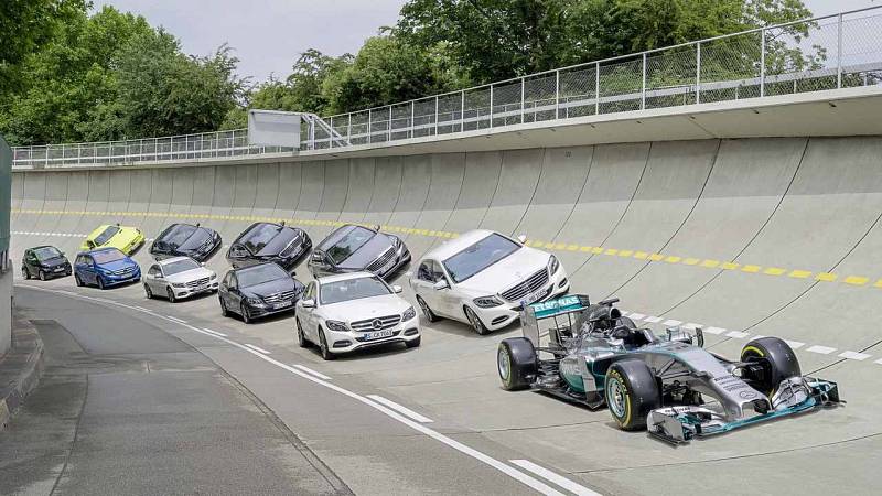 Padesát let od otevření a vozy Mercedes-Benz se zde testují pořád stejně tvrdě.