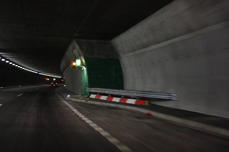 Místo nehody v tunelu Sierre. Nová bezpečnostní zábrana byla před betonový výklenek (zvaný stěna smrti) instalována po nehodě
