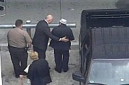 Snímek z televizní stanice WSVN zachycuje Noriegu (s kloboukem) po příjezdu na miamské letiště před odletem do Paříže