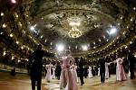 Ples v Opeře se uskutečnil 6. února v pražské Státní opeře. Ples v opeře 2010 pokračuje v dlouholeté tradici pražských velkolepých plesů.Tradici obnovil v letech 1992-1995 německý dirigent Friedemann Riehle.
