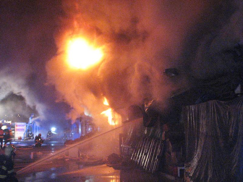 Požár asijské tržnice v brněnských Černovicích.