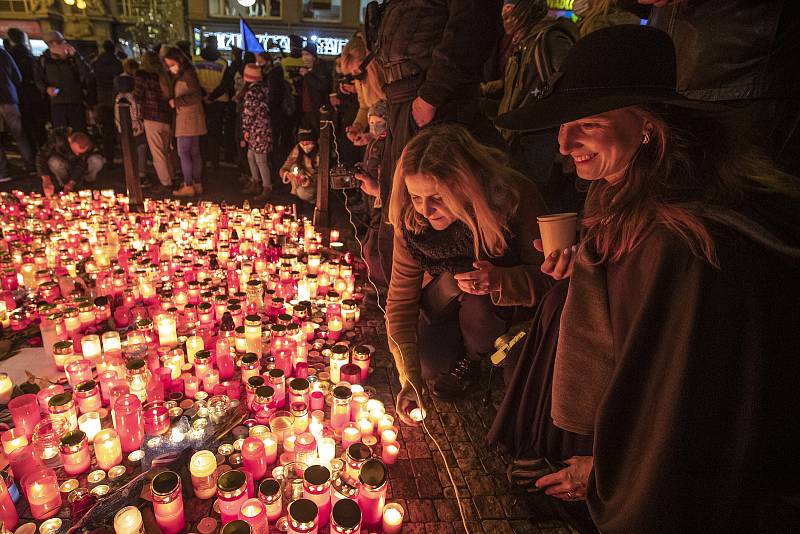 Lidé zapalovali svíčky u památníku na Národní třídě u příležitosti 31. výročí Sametové revoluce v Praze 17. listopadu.
