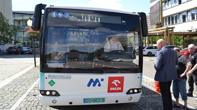 Autobus na vodíkový pohon v Mostě. Pohled z přední strany.