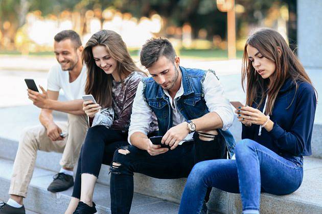 Mezi dospělými je podíl těch, kteří tráví s mobilem v ruce více než zmíněné dvě hodiny za den, jen zhruba čtvrtinový.
