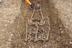 Bezhlavé kostry z období přítomnosti římských legií nejsou v Británii úplně neobvyklé, našly se už na vícero místech. Na snímku kostra objevená při archeologických vykopávkách ve Fleet Marston, Anglie. Hlava byla uložena mezi nohy pohřbívaného těla