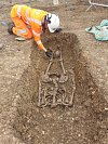 Bezhlavé kostry z období přítomnosti římských legií nejsou v Británii úplně neobvyklé, našly se už na vícero místech. Na snímku kostra objevená při archeologických vykopávkách ve Fleet Marston, Anglie. Hlava byla uložena mezi nohy pohřbívaného těla