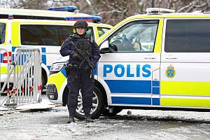 Policie před okresním soudem v Linköpingu.