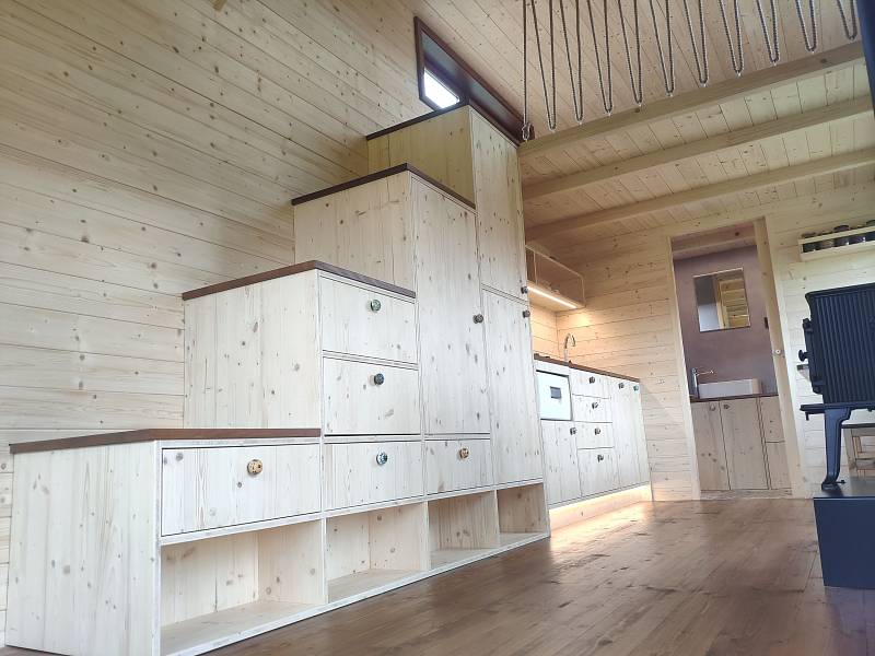 Od maringotky se tiny house odlišuje tím, že má ještě spací loft nahoře