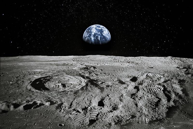 Pohled na Zemi z povrchu Měsíce.