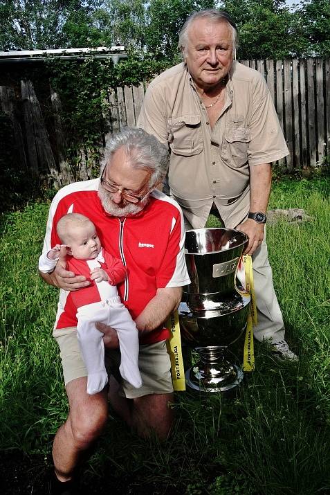 Unikum: Slavia půjčila mistrovský pohár fanouškům. Nejmladší fanoušek ještě ani nechodí