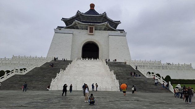 Monumentální památník, k němuž se stoupá po širokém mramorovém schodišti