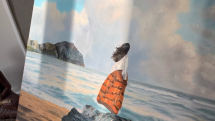Detailní záběr ženy pozorující rozbouřené moře