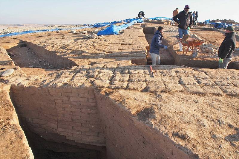 Archeologové a dělníci vykopávají zdi velké budovy ve starověkém městě, která je interpretována jako skladiště z doby říše Mittani.