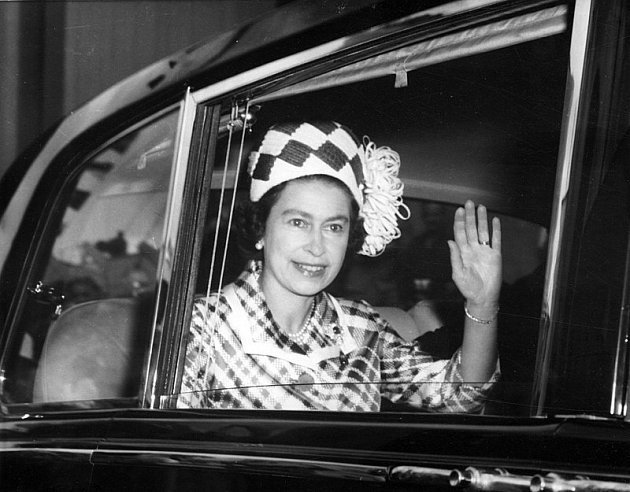 Styl britské královny Alžběty II. většinově nepodléhá módním trendům, samozřejmě ale souzní s dobou. Ani ona proto v 70. letech neodolala výrazným vzorům.