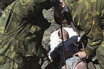 Vyprošťování zavalených obětí ničivého zemětřesení, které v květnu 1995 zasáhlo ruský Něftěgorsk