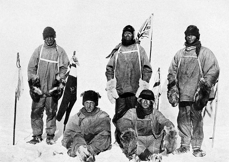 Robert Falcon Scott se členy své expedice na jižním pólu. Dorazili k němu 17. ledna 1912, několik týdnů po Amundsenovi.
