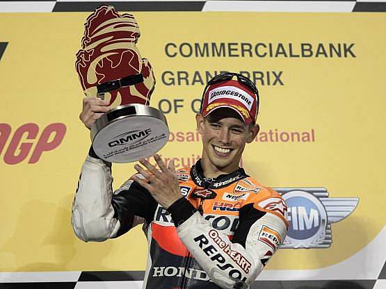 Casey Stoner s trofejí pro vítěze úvodního podniku MotoGP.