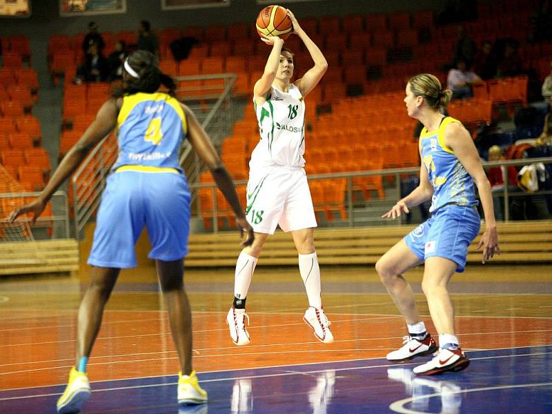 Basketbalistky USK Praha (v modrém) v akci.