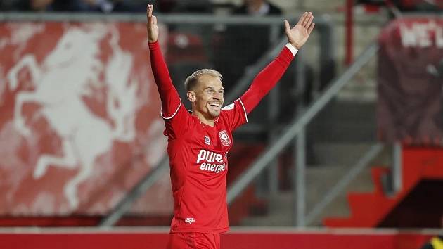 Fotbalista Václav Černý slaví gól v dresu nizozemského Twente Enschede.
