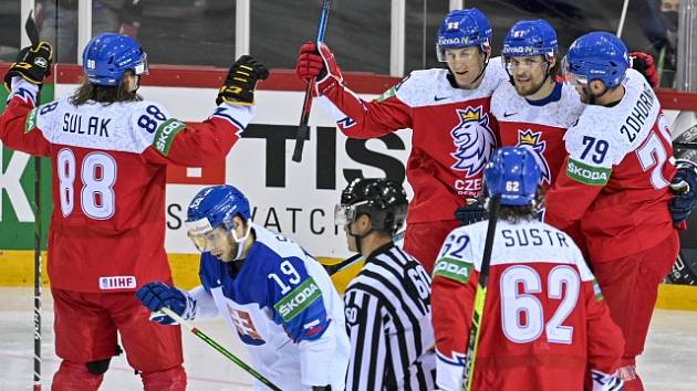 Čeští hokejisté se radují z gólu Lukáše Radila (třetí zleva).