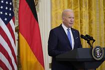 Americký prezident Joe Biden (vpravo) na tiskové konferenci po jednání s německým kancléřem Olafem Scholzem 7. února 2022.