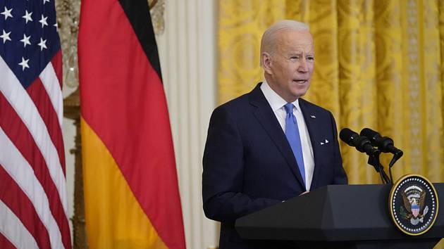 Americký prezident Joe Biden (vpravo) na tiskové konferenci po jednání s německým kancléřem Olafem Scholzem 7. února 2022.