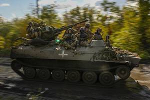 Ukrajinští vojáci na obrněném vozidle nedaleko města Lyman, 4. října 2022.