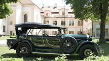 Walter P IV. 9 z roku 1927, vystavovatel Stanislav Karger. Stará architektura se v Loučni snoubí s krásou starých automobilů