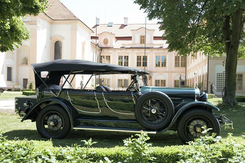 Walter P IV. 9 z roku 1927, vystavovatel Stanislav Karger. Stará architektura se v Loučni snoubí s krásou starých automobilů