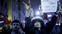 Turci protestovali v Istanbulu před nizozemskou ambasádou. 