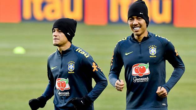 Brazilské hvězdy jsou v Praze. Zleva Philippe Coutinho a Roberto Firmino nasadili na trénink v Edenu kulicha.
