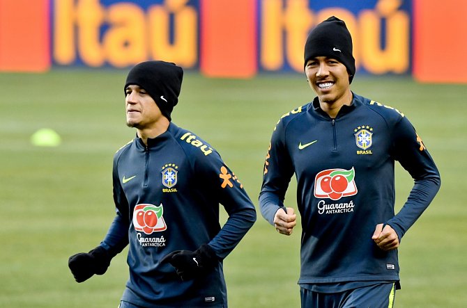 Brazilské hvězdy jsou v Praze. Zleva Philippe Coutinho a Roberto Firmino nasadili na trénink v Edenu kulicha.