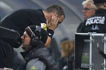 Fotbalový rozhodčí Pavel Julínek sleduje video ze sporného okamžiku.