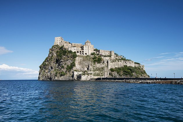 Velkým lákadlem je pevnostní komplex Castello Aragonese v Ischia Ponte.