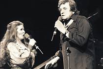 CHODÍCÍ PROTIKLAD. Johnny Cash byl světec i hříšník v jedné osobě. Jeho manželka June Carterová by o tom mohla vyprávět.