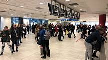 Lidé na pražském letišti čekají na další informace o zpožděných či zrušených letech