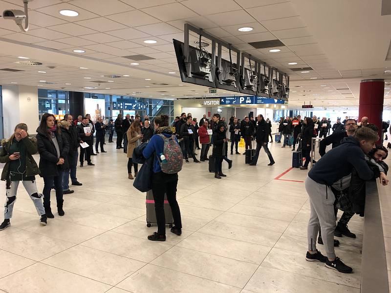 Lidé na pražském letišti čekají na další informace o zpožděných či zrušených letech