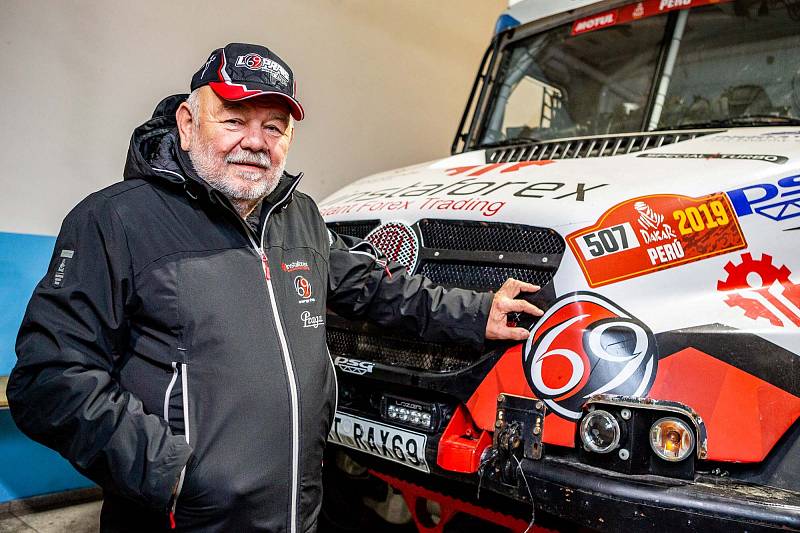 Legendární závodník Karel Loprais. S Tatrou 815 šestkrát ovládl Rallye Dakar.