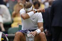 Španělský tenista Rafael Nadal během pauzy ve čtvrtfinále Wimbledonu 6. července 2022.