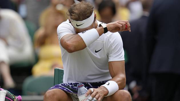 Španělský tenista Rafael Nadal během pauzy ve čtvrtfinále Wimbledonu 6. července 2022.