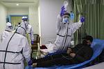 Lékaři ošetřují pacienta s konovariem v nemocnici ve Wu-chanu.