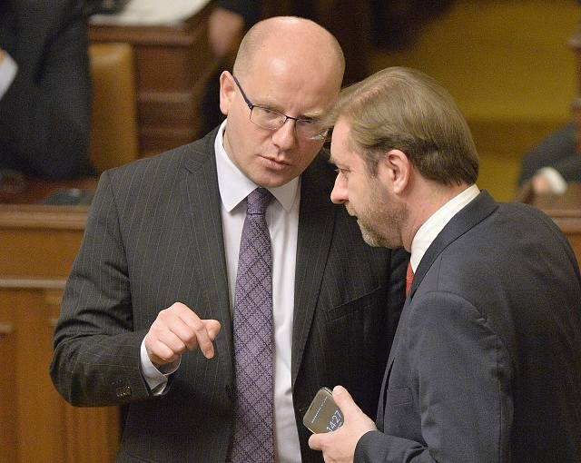 Premiér a předseda ČSSD Bohuslav Sobotka a předseda poslaneckého klubu sociální demokracie Roman Sklenák na schůzi Poslanecké sněmovny